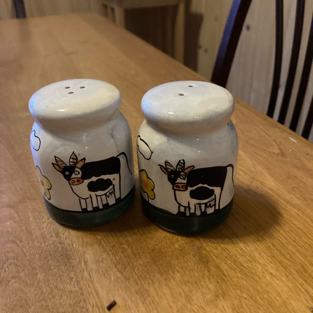 Vintage Giftco cartoon farm cows salt and pepper shakers